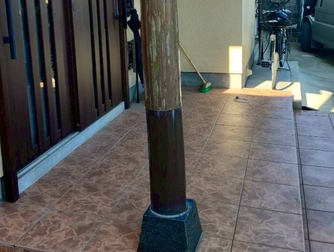 玄関ポーチの柱　腐食している